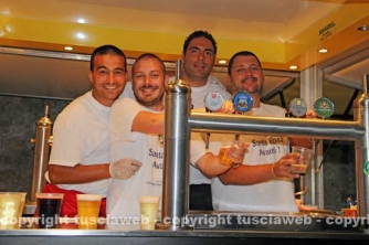 Le cene in piazza con i facchini