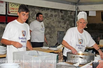 Le cene in piazza con i facchini