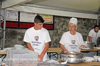 Le cene in piazza con i facchini