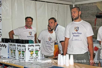 Le cene in piazza con i facchini