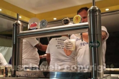 Facchini e volontarie ai fornelli