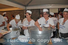 Le cene in piazza dei facchini di santa Rosa