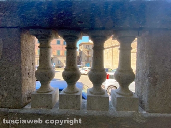 Le colonnine di piazza Dante