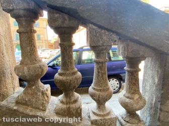 Le colonnine di piazza Dante