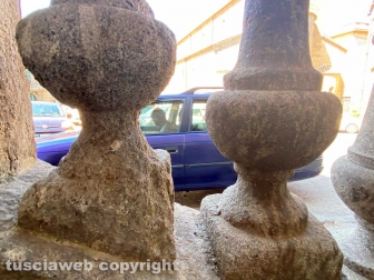 Le colonnine di piazza Dante