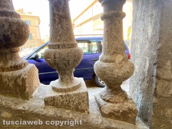 Le colonnine di piazza Dante