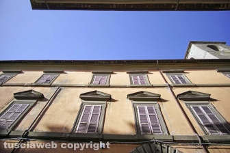 Le facciate della città