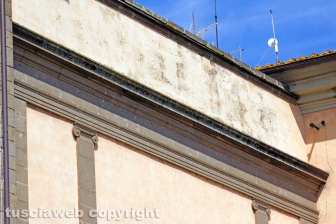 Le facciate della città