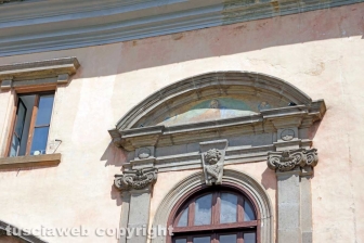 Le facciate della città