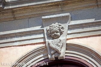 Le facciate della città