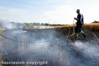 Le fiamme investono strada Signorino