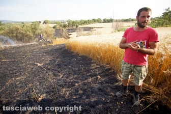 Le fiamme investono strada Signorino