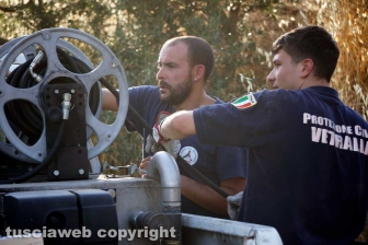 Le fiamme investono strada Signorino