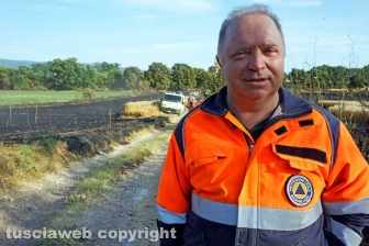 Le fiamme investono strada Signorino