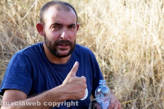 Le fiamme investono strada Signorino