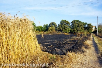 Le fiamme investono strada Signorino