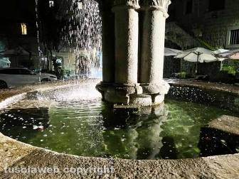 Viterbo - La fontana di piazza del Gesù