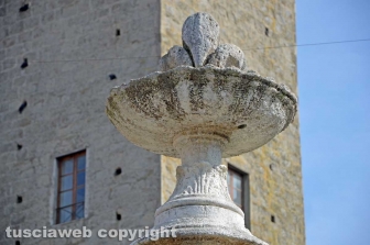 Viterbo - La fontana di piazza del Gesù