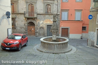 Viterbo - La fontana di piazza crocetta