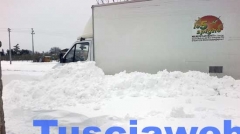 Strada santissimo salvatore - Un camion che rifornisce il carcere sotto la neve