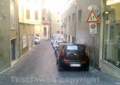 Via Cesare Dobici ridotta a parcheggio