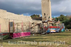 Santa Rosa - Le giostre deturpano le mura cittadine