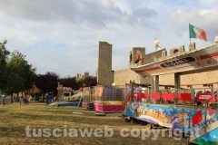 Santa Rosa - Le giostre deturpano le mura cittadine