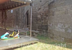 Santa Rosa - Le giostre deturpano le mura cittadine