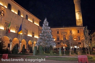 Le luminarie accendono il "cuore" del centro storico