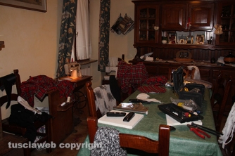 Carnevale di Ronciglione - Casa di Pierina, le stanze affollate di stoffa