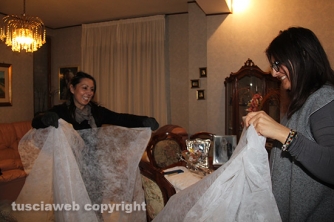 Carnevale di Ronciglione - Elisabetta Mecucci, la figlia di Pierina, alle prese con i preparativi