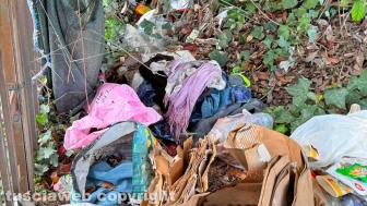 Viterbo - Una "mini discarica" poco prima di porta del Carmine. Tra i rifiuti: un carello porta spesa, indumenti e una damigiana in vetro