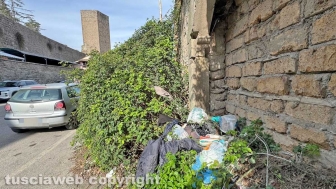 Viterbo - Sacchetti pieni di rifiuti lungo la strada tra il parcheggio delle Fortezze e porta San PietroFortezze e porta San Pietro
