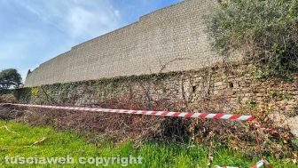 Viterbo - Nastro bianco e rosso offlimits a metà l'area verde a ridosso delle mura dedicata agli scalpellini viterbesi