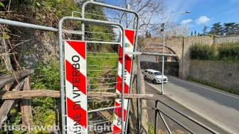 Viterbo - La stradina sbarrata con le transenne in veritcale lungo un tratto di mura tra porta Fiorita e porta del Carmine