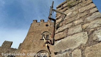 Viterbo - La fontana di porta San Pietro con la vasca piena di alghe - I resti di un vecchio cartello stradale ancora attaccati a uno spigolo delle mura