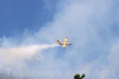 Le operazioni per domare le fiamme