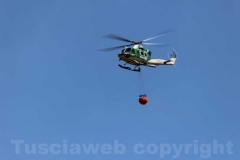 Le operazioni per domare le fiamme