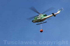 Le operazioni per domare le fiamme