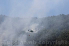 Le operazioni per domare le fiamme
