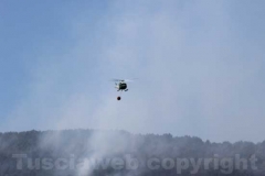 Le operazioni per domare le fiamme