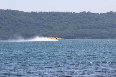 Le operazioni per domare le fiamme