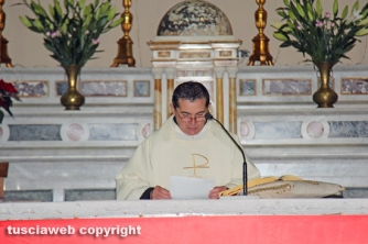 Le preghiere dei fedeli vicino all\'urna di S. Rosa