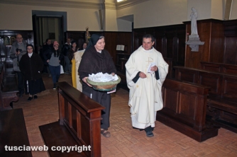 Le preghiere dei fedeli vicino all\'urna di S. Rosa