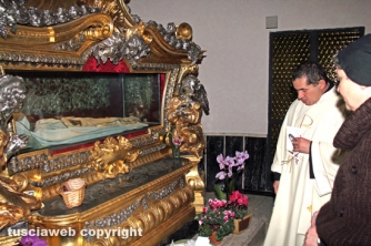 Le preghiere dei fedeli vicino all\'urna di S. Rosa