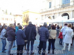 La fila ai seggi per le primarie del centrosinistra