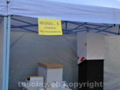 Il gazebo riservato agli stranieri e ai neo diciottenni