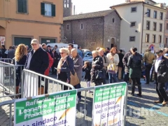 La fila ai seggi per le primarie del centrosinistra