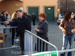 La fila ai seggi per le primarie del centrosinistra