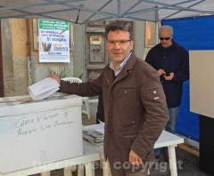 Il candidato Francesco Serra vota al seggio di San Matino